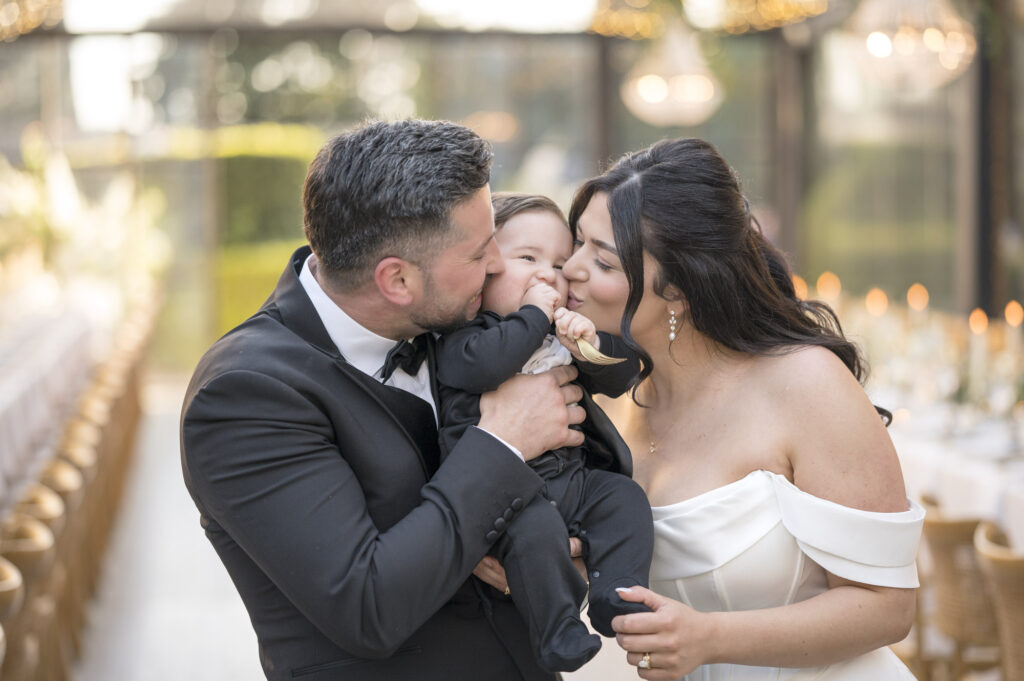 Famiglia felice durante una celebrazione